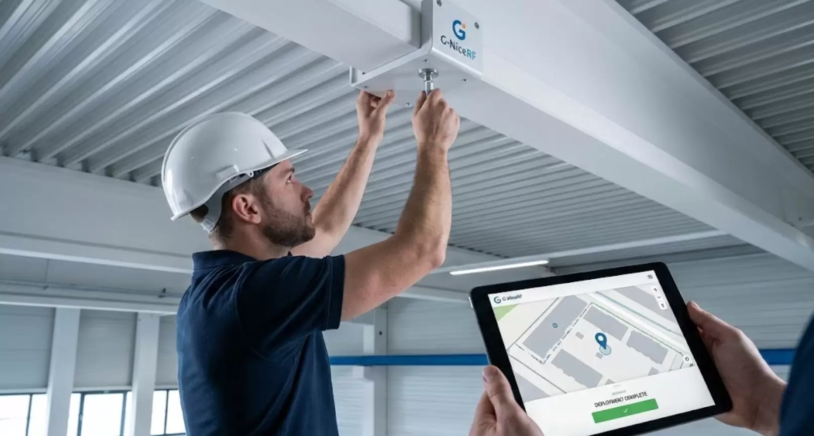 Técnico instalando un anclaje UWB G-NiceRF con soporte para tableta.