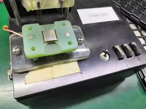 Coloque el módulo LoRa LoRa1262 en el accesorio del soporte de prueba de función del producto en la dirección correcta