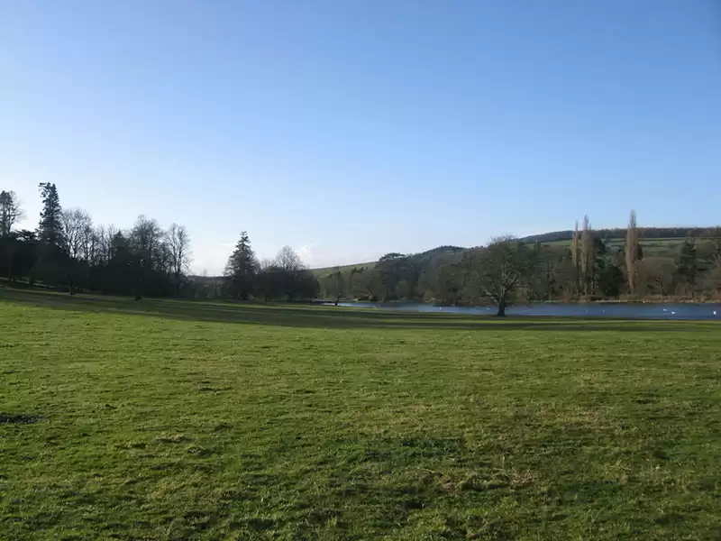 Entorno de prueba: campo abierto frente a la casa Walcott Hall en Shropshire