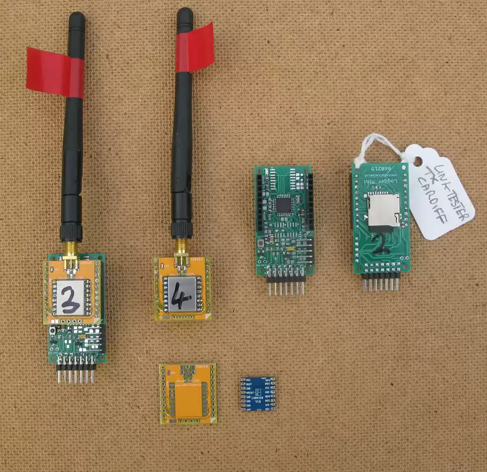 Conecté el módulo LoRa LoRa1280 a la antena de 2,4 GHz e hice algunos Mikrobus y placas de pruebas.