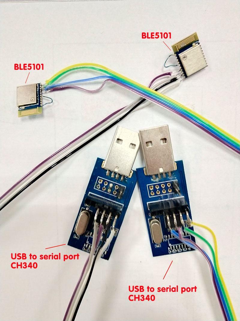 2 unidades de módulos BLE5101 con cables conectados al pin del puerto serie y al pin de alimentación, y luego conectados al puerto USB de la computadora