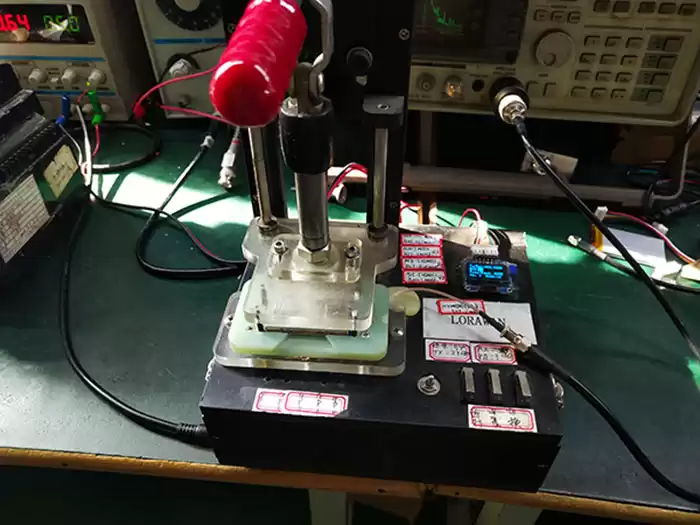 Bastidor de prueba de función del producto: coloque el módulo de puerta de enlace LoRaWan LoRaWan1301 en el soporte del bastidor de prueba en la dirección correcta