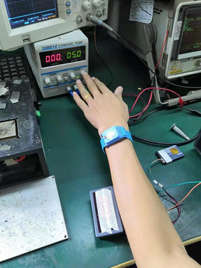 Use una pulsera electrostática y ajuste el voltaje de la fuente de alimentación a 5V.