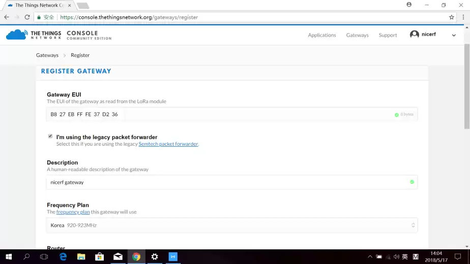 Ingrese la identificación de la puerta de enlace, verifique usando el reenviador de paquetes heredado, escriba una descripción de su puerta de enlace y seleccione un plan de frecuencia.