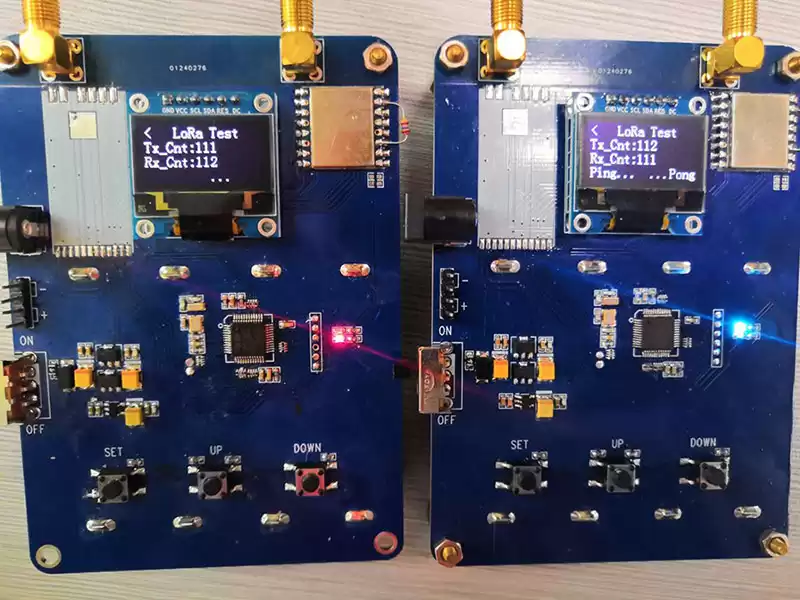 La luz roja indica que la transmisión fue exitosa una vez y la luz azul indica que la recepción fue exitosa una vez