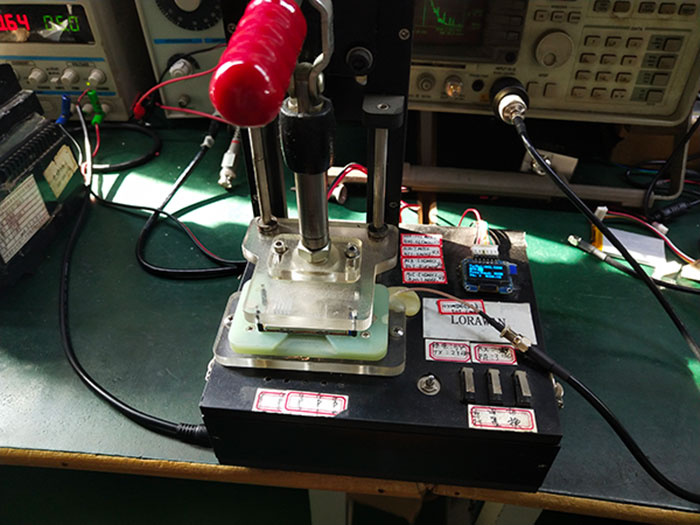 Bastidor de prueba de función del producto: coloque el módulo de puerta de enlace LoRaWan LoRaWan1302 en el soporte del bastidor de prueba en la dirección correcta