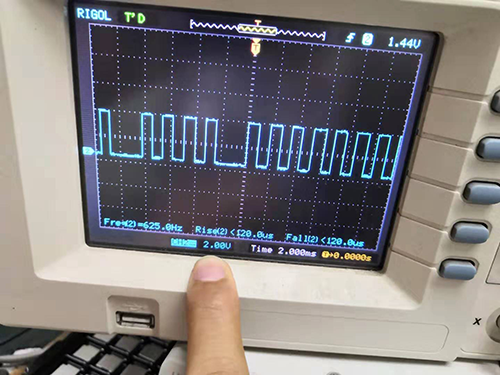 Establezca la escala de voltaje del osciloscopio en 2 V y la escala de tiempo en 2 ms