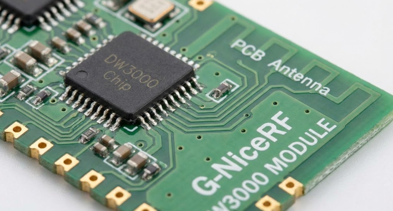 Fotografía macro del módulo UWB y la antena G-NiceRF DW3000.